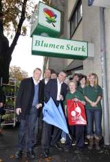 Simon Lachner (Linz09), KommR Heinz Hofmann (Obmann WKO Linz-Stadt), Dr. Thomas Denk (WKO), Dr. Erich Watzl (Viezb�rgermeister der Stadt Linz), Frau Stark mit ihrem Team. 