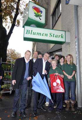 Simon Lachner (Linz09), KommR Heinz Hofmann (Obmann WKO Linz-Stadt), Dr. Thomas Denk (WKO), Dr. Erich Watzl (Viezb�rgermeister der Stadt Linz), Frau Stark mit ihrem Team. 