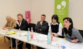 v.l.n.r.: Univ.-Doz. Primar Dr. Werner Schöny (Obmann pro mente), Martin Heller (Intendant Linz09), Vizebürgermeister Dr. Erich Watzl, Mag. Susanne Blaimschein (Projekt-Initiatorin und Leiterin von pro mente OÖ), Mag. Beate Rathmayr (Projekt-Initiatorin und Künstlerin, KunstRaum Goethestrasse xtd) bei der Pressekonferenz 