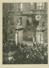 8. April 1938: Adolf Hitler verlsst nach einstndigem Besuch der Sammlungen das Landesmuseum Linz