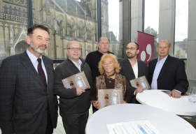 Maximilian Strasser (Dompfarrer Mariendom Linz), Turmeremit, Ulrich Fuchs (stellvertretender Intendant Linz09), Turmeremitin, Hubert Nitsch (Idee und Konzept fr das Projekt TURMEREMIT) und Hubert Frank (Dizese Linz).