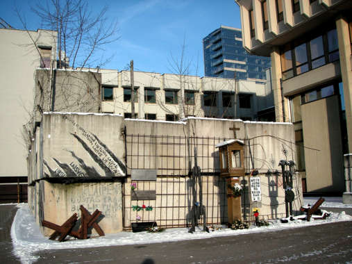 Barricades in front of the Parliament building to commemorate the 1991 incidents