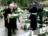 Staatspräsident Valdas Adamkus, Premierminister Gediminas Kirkilas und der Vilniussser Bürgermeister Artûras Zuokas bei der Blumenniederlegung am 13. Jänner 2007 