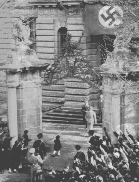 8. April 1938: Adolf Hitler verlsst nach einstndigem Besuch der Sammlungen das Landesmuseum Linz